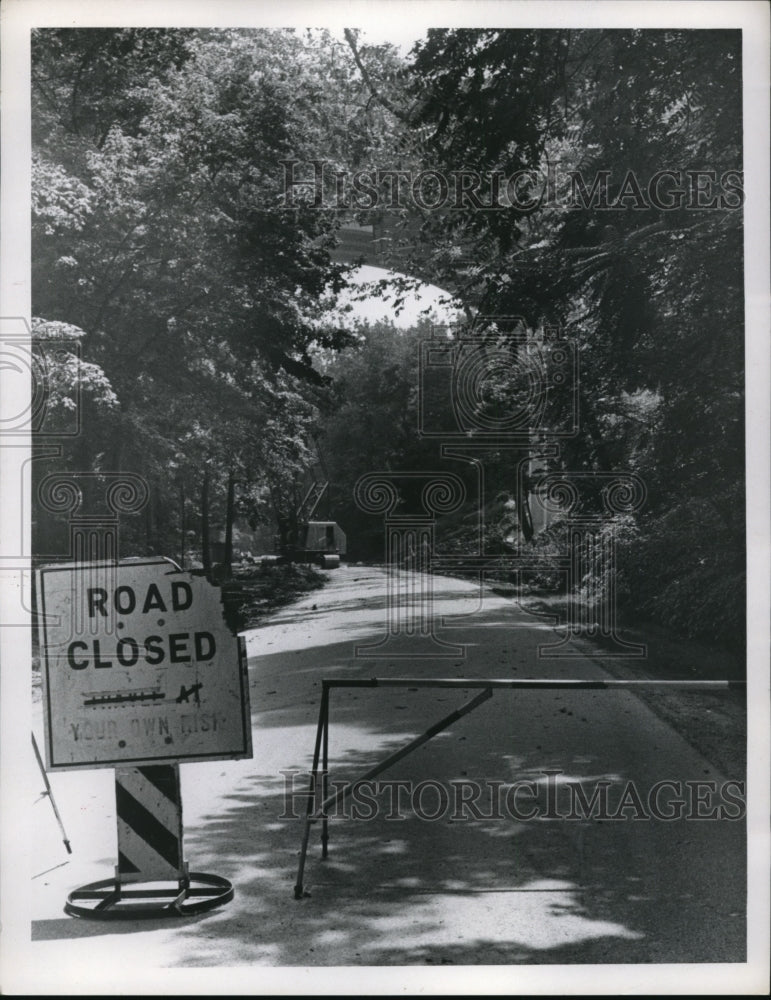 Press Photo Helliar Bridge road closed signs in Cleveland area