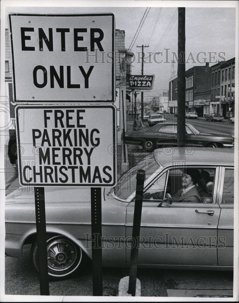 1967 Press Photo Mrs Dewey Nixon at Cleveland parking lot free for Christmas- Historic Images