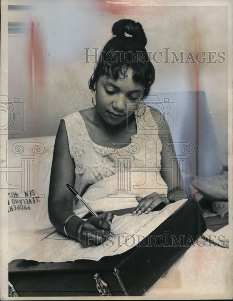 Load image into Gallery viewer, Press Photo Wanda Hightower Voting At Metro General Hospital Empire Junior High
