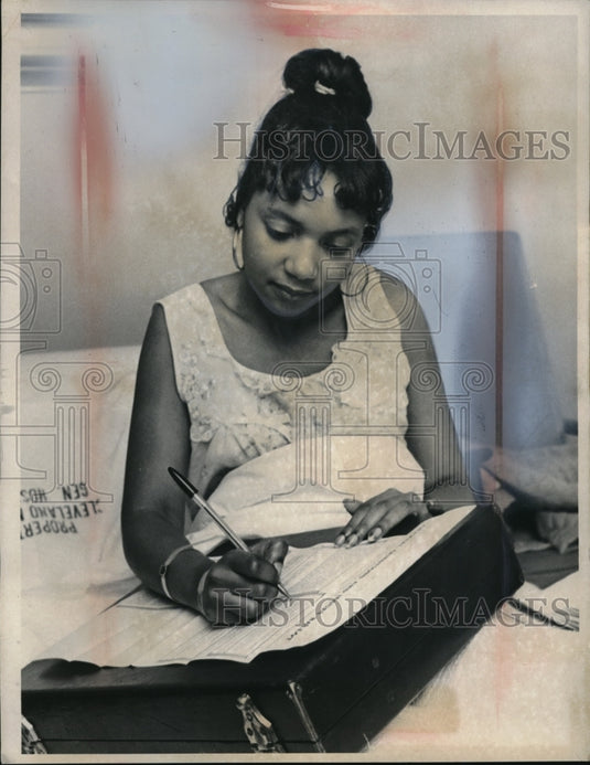 Press Photo Wanda Hightower Voting At Metro General Hospital Empire Junior High