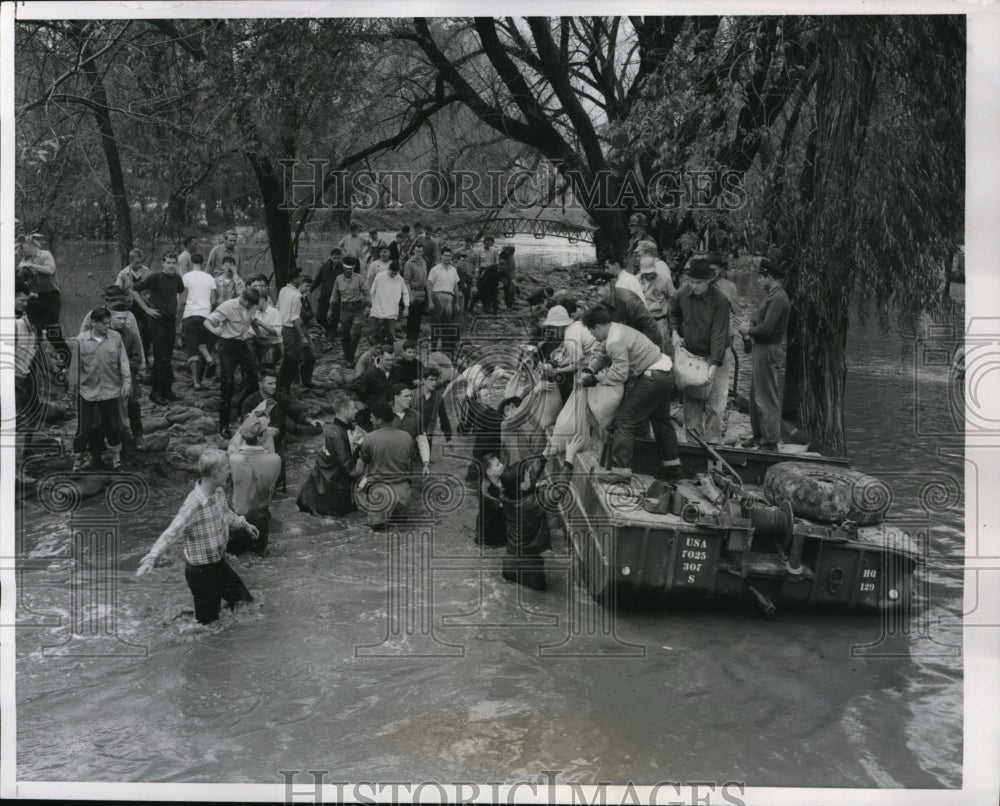 1954 Press Photo Hammond Ind. workers sandbag vs floodwaters- Historic Images