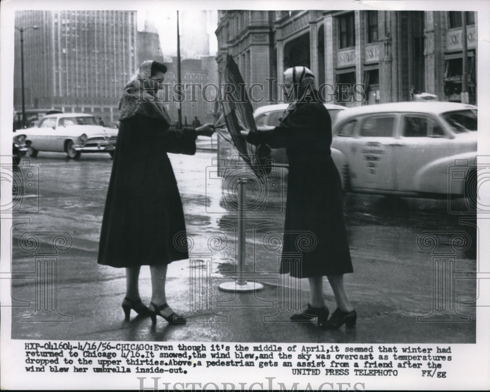 1956 Press Photo Chicago Illinois Women Struggle With Umbrella In Windy Weather