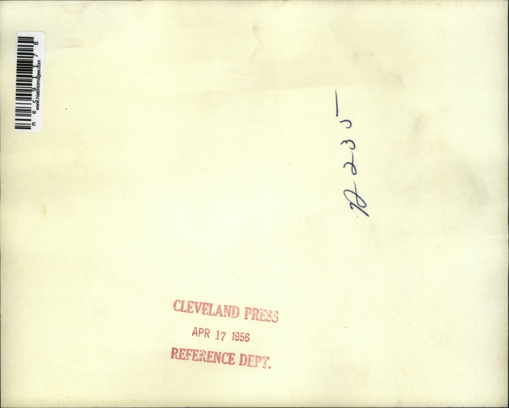 1956 Press Photo Chicago Illinois Women Struggle With Umbrella In Windy Weather