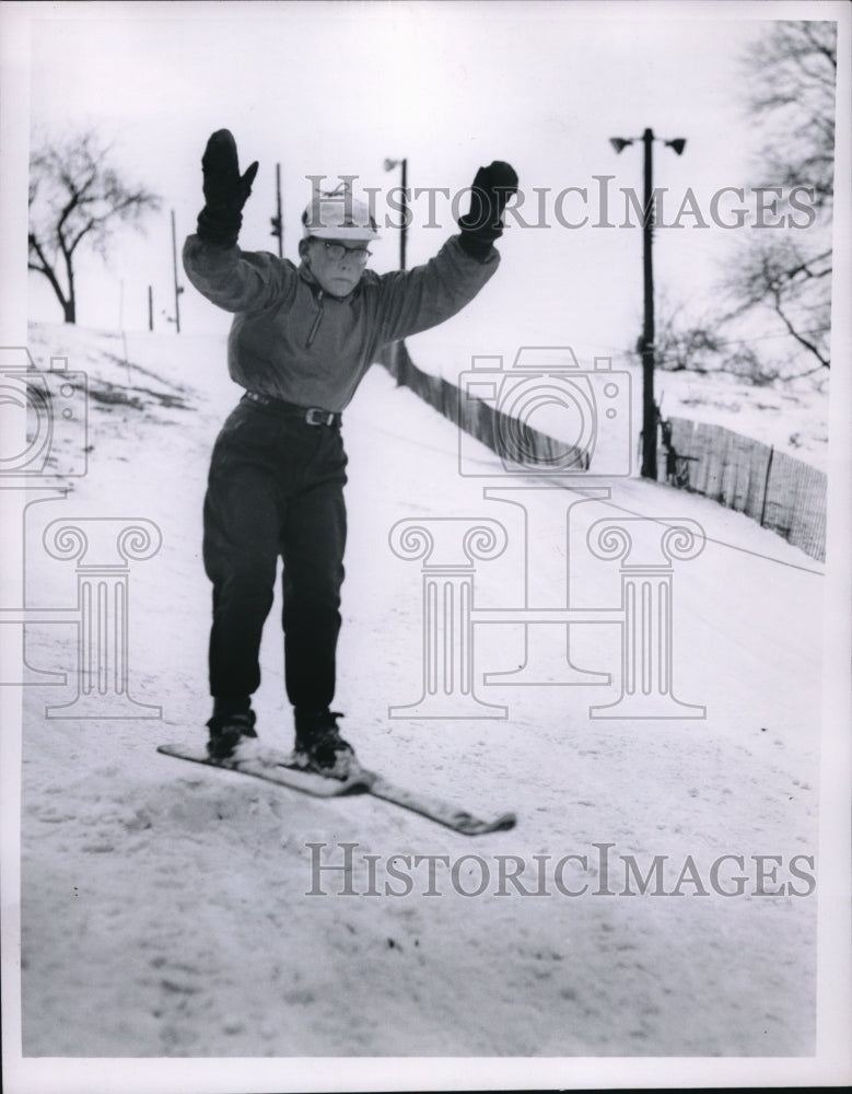 Load image into Gallery viewer, 1967 Press Photo Eric Green skiing over the ridge
