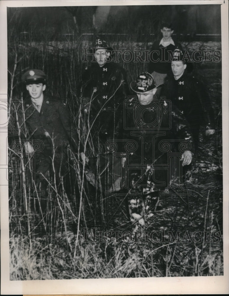 1951 Press Photo Philadelphia PA, Recover body of crash victim of DC-4- Historic Images