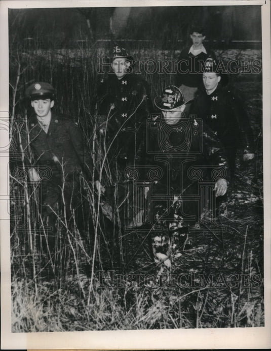 1951 Press Photo Philadelphia PA, Recover body of crash victim of DC-4- Historic Images