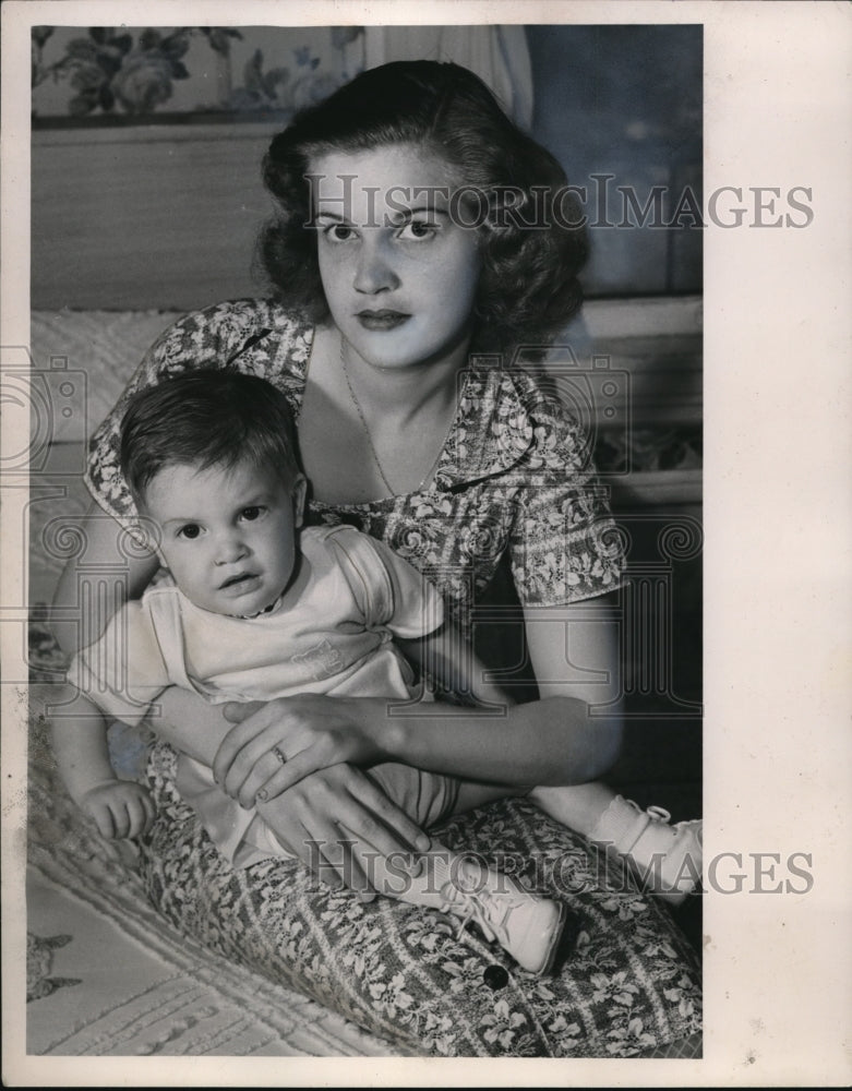 1953 Press Photo Mrs Rudy Sterpka &amp; baby Rudy Jr of Cleveland Ohio- Historic Images