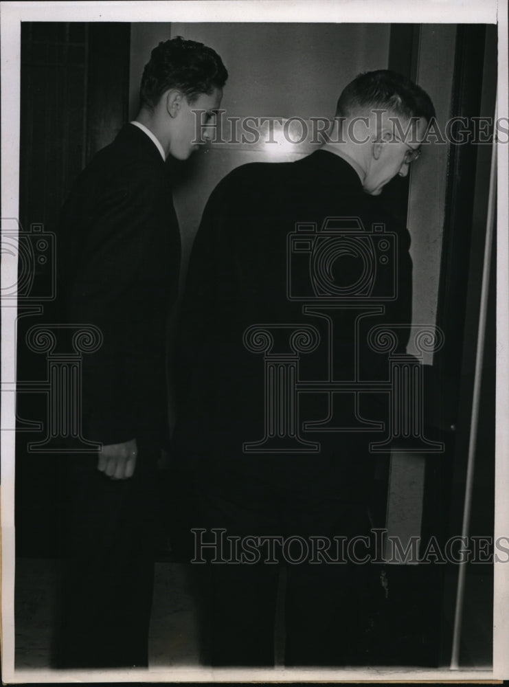 1938 Press Photo Charles Schmidt Jr. Led by Baliff Cichon after Murder Trial