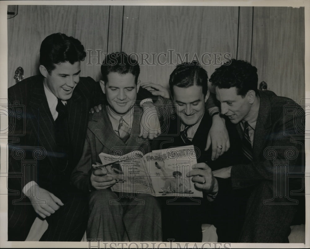 Press Photo Getting advance information before Manhattan Sailed