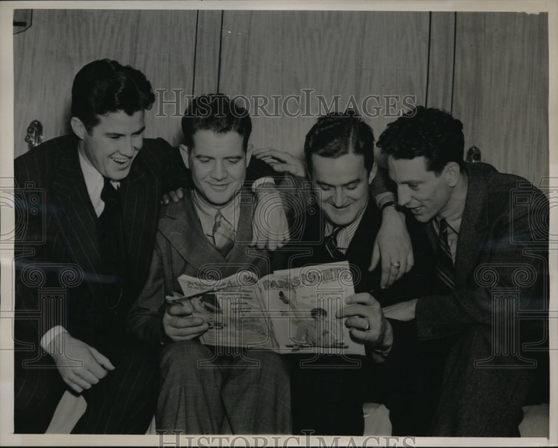Load image into Gallery viewer, Press Photo Getting advance information before Manhattan Sailed
