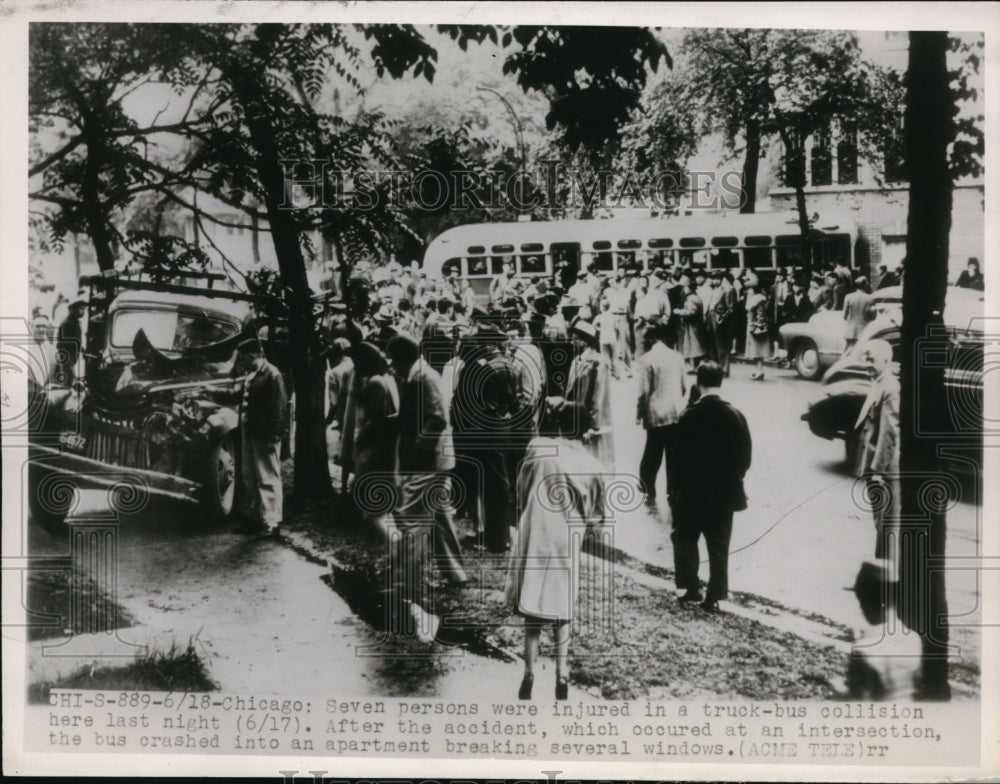 1947 Press Photo Seven Injured in Truck-Bus Accident in Chicago - nec91591