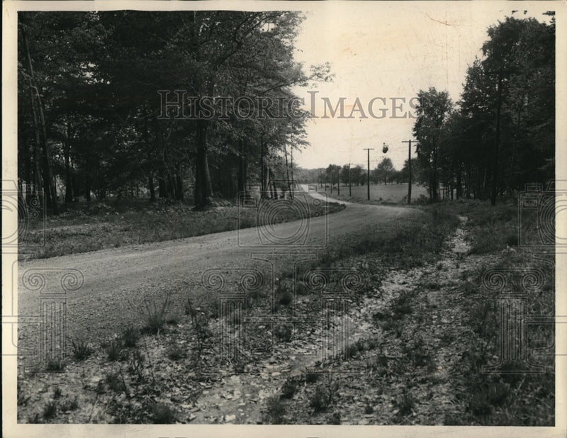 Load image into Gallery viewer, Press Photo Walnut Hill Road Not Allowed To Build Along This Road
