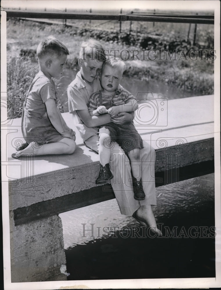 Load image into Gallery viewer, 1947 Press Photo Sidney Ill, Herman &amp; Hans John Miller Jr with James Walker
