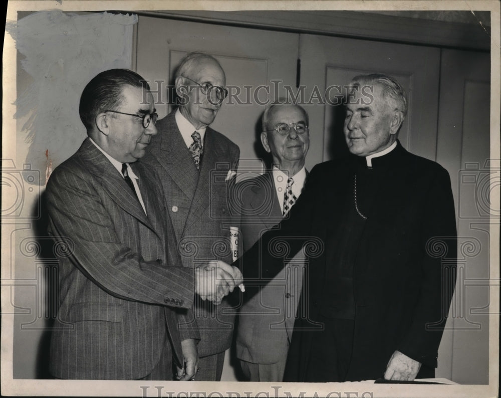 Press Photo Bishop Hoban congratulates Murray and other two for raising money