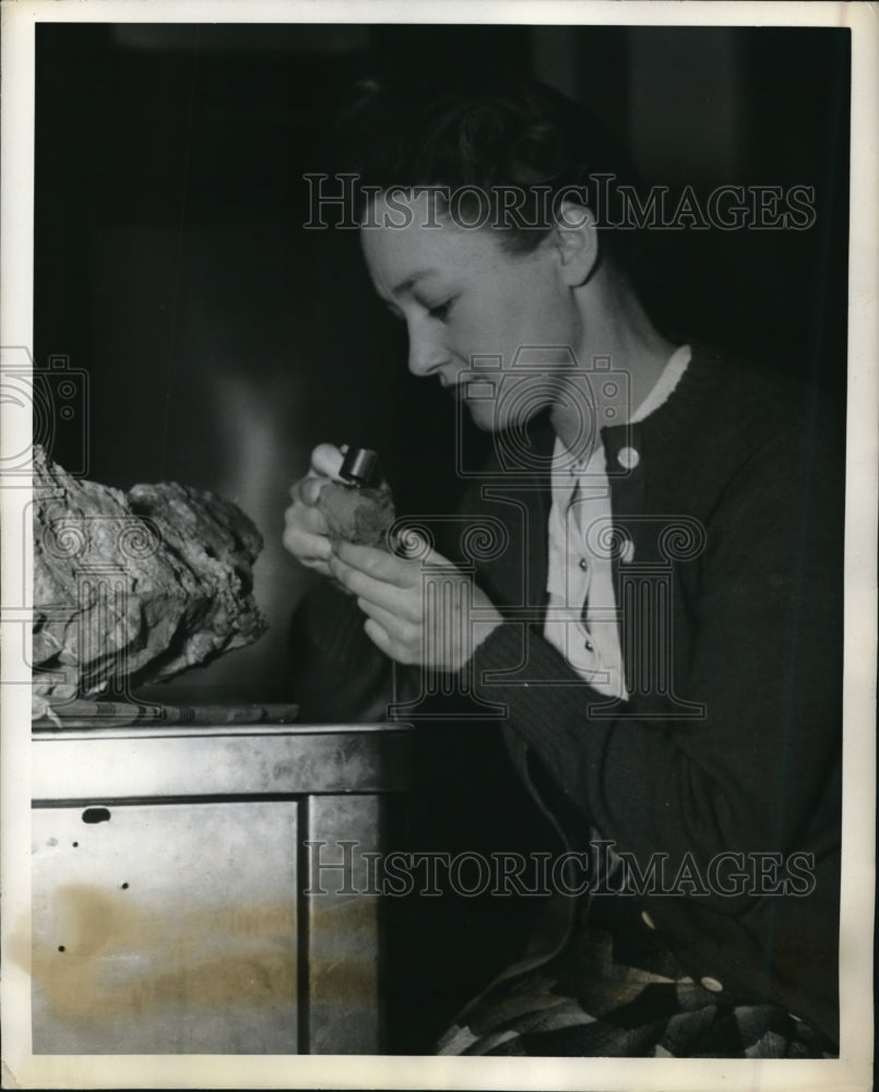 1943 Press Photo Jr geologist at a field station for Geological Survey