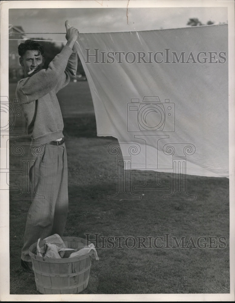 1946 Press Photo Rob't E. Waltz on Mt. Union College