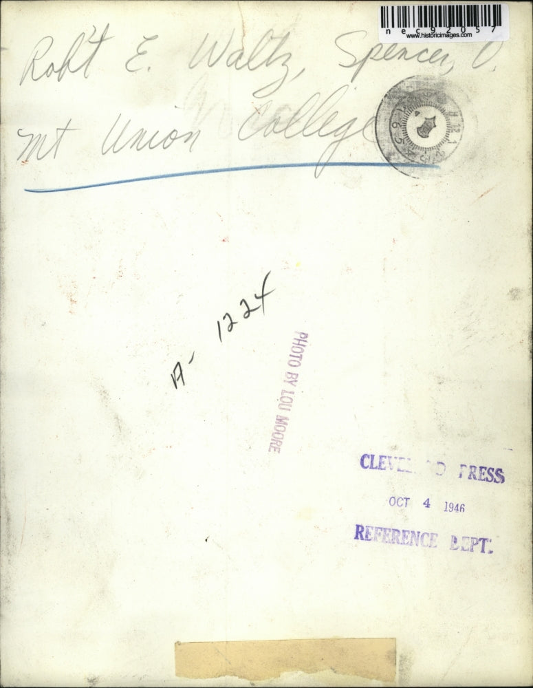 1946 Press Photo Rob't E. Waltz on Mt. Union College