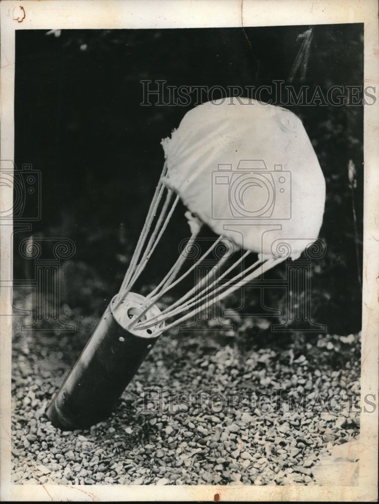 1944 Press Photo New style incendiary device with chute for RAF bomber craft- Historic Images