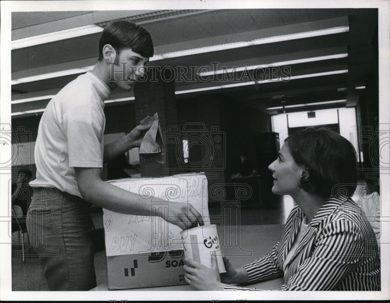 Load image into Gallery viewer, 1969 Press Photo Warren Frank, Cindy Nemeth, Warrenville Heights HS - nec92170
