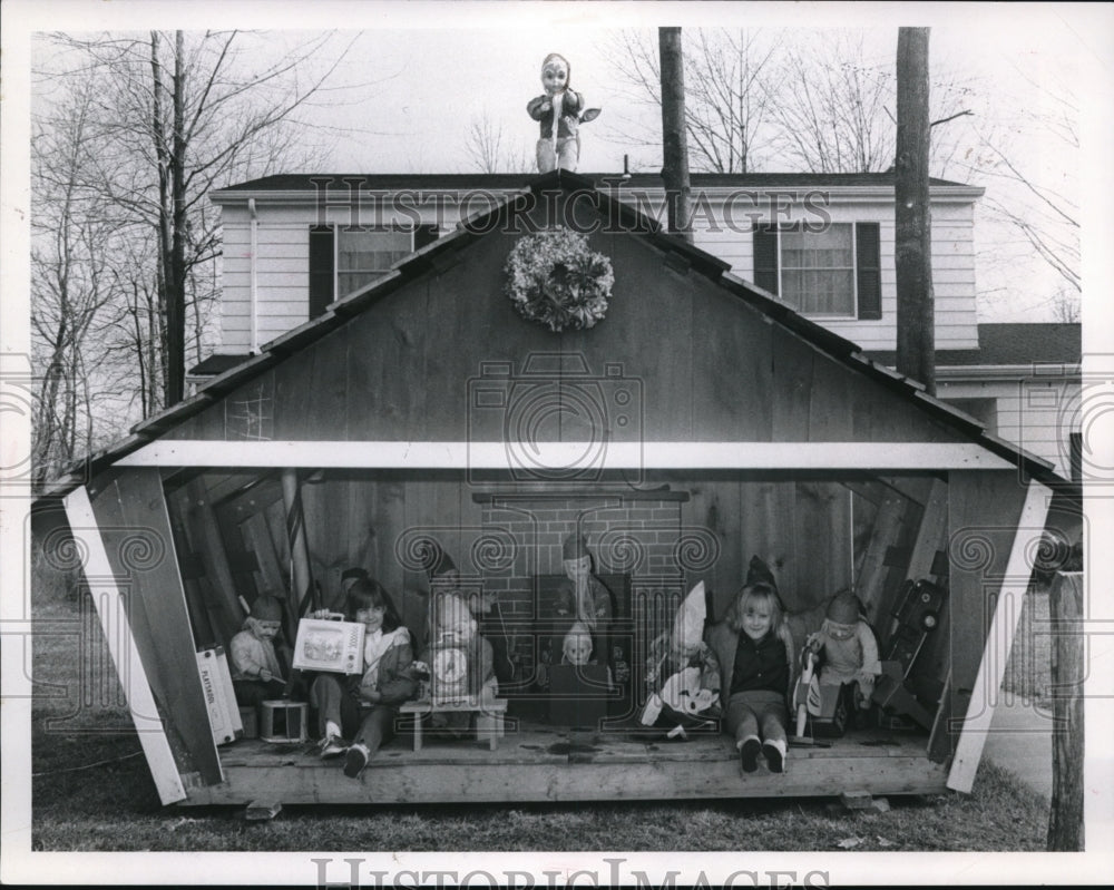 Press Photo Santa's workshop display at Donald Johnsom home in Cleveland