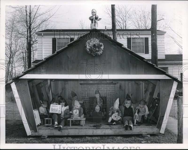Load image into Gallery viewer, Press Photo Santa's workshop display at Donald Johnsom home in Cleveland
