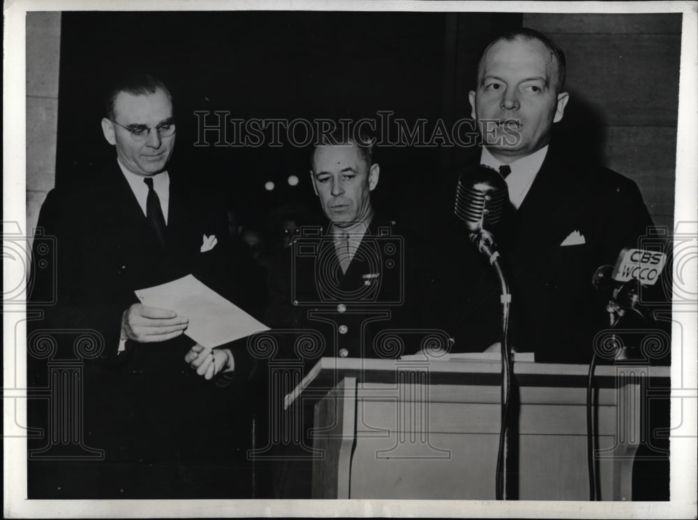 1943 Press Photo Harold E. Stassen Ex-Gov of Calif during ceremony at Capitol.