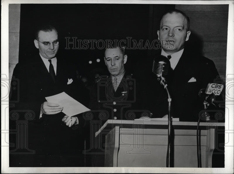 Load image into Gallery viewer, 1943 Press Photo Harold E. Stassen Ex-Gov of Calif during ceremony at Capitol.
