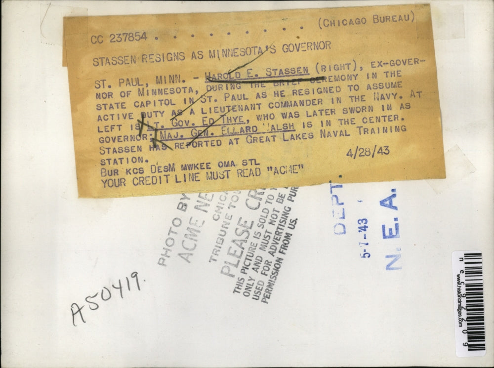 1943 Press Photo Harold E. Stassen Ex-Gov of Calif during ceremony at Capitol.