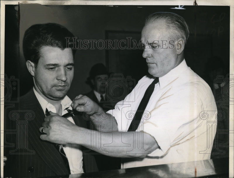 Load image into Gallery viewer, 1939 Press Photo Orville Walson &amp; Pat D Bradley Chicago gangster in custody
