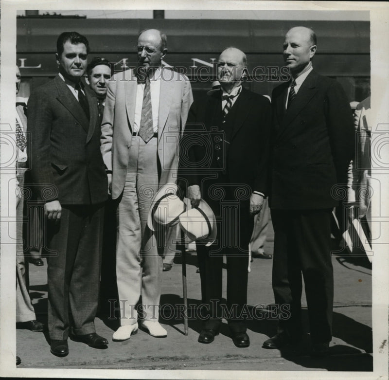 Load image into Gallery viewer, 1934 Press Photo U S Attorney General Cummings &amp; Mrs Cummings arrive in L A
