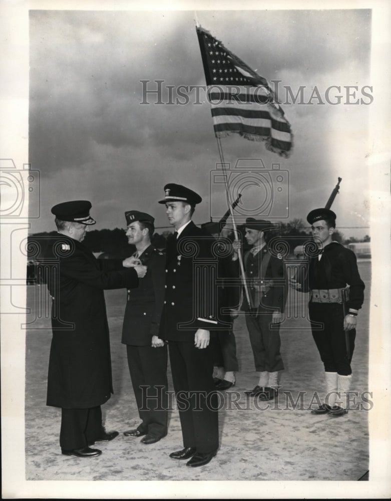 1943 Press Photo Henry K Hewitt Gives Medals to Lloyd Petticord & K L Peterson- Historic Images