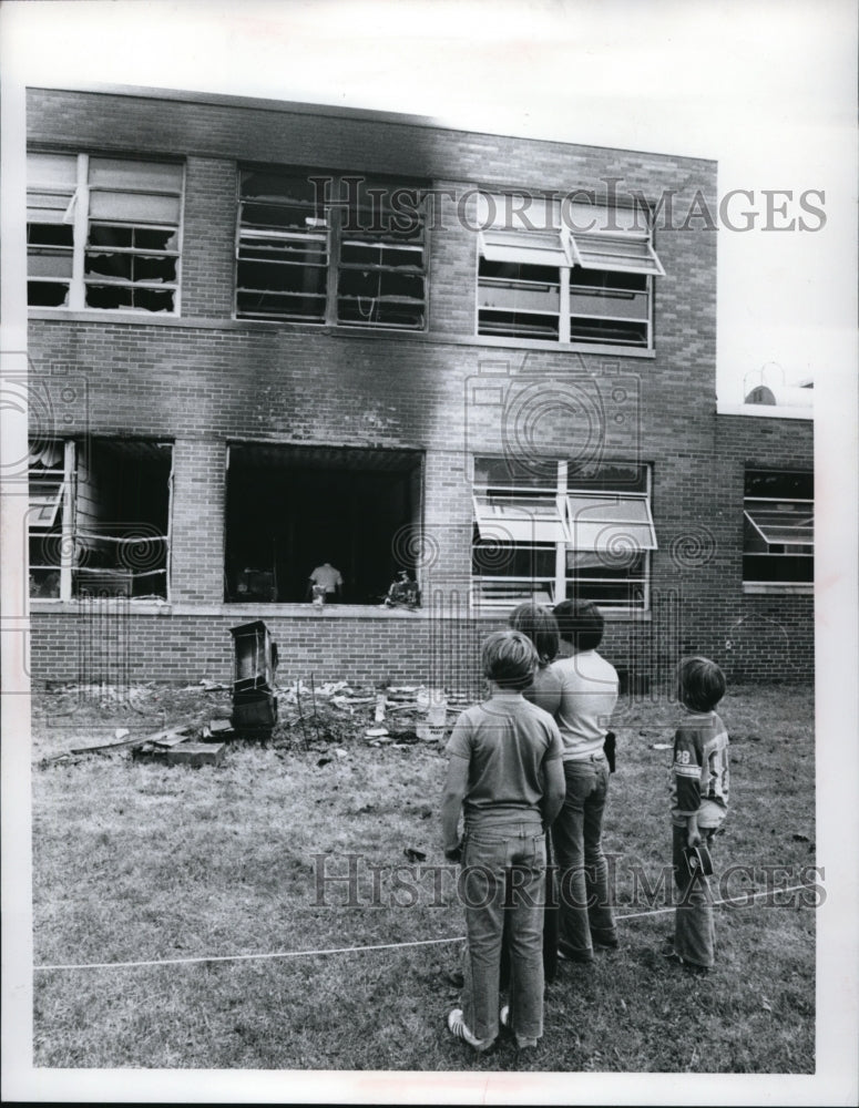 Press Photo Students looking at fire damage to Melridge Elementary School