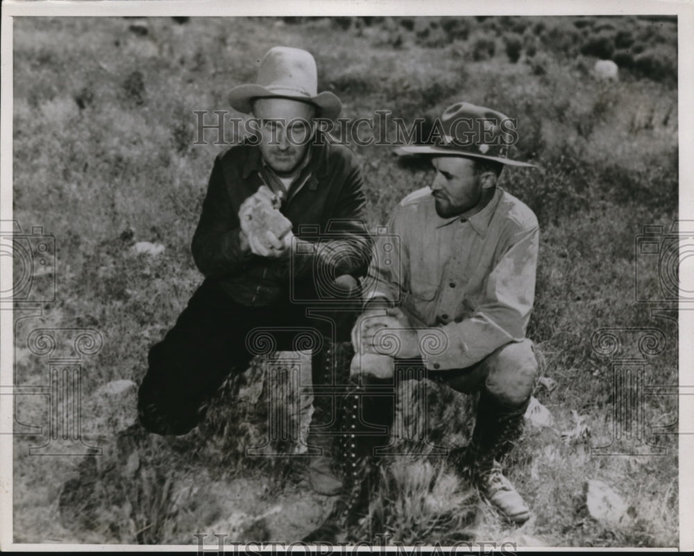 Press Photo Staggs and Taylor on a cowboy outfit