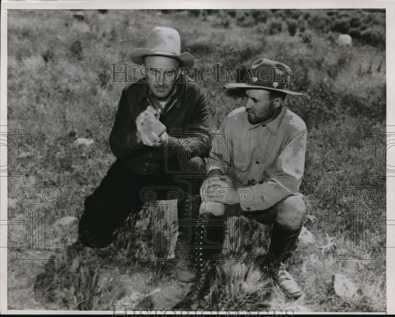Load image into Gallery viewer, Press Photo Staggs and Taylor on a cowboy outfit
