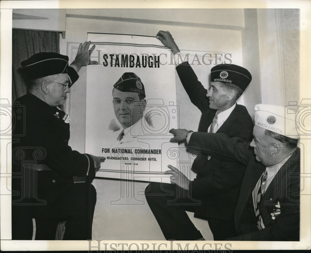 1941 Press Photo Stambaugh watches Darrow and Peterson as they put his banner- Historic Images