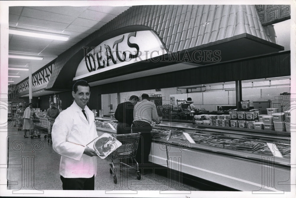 1968 Press Photo At the Pick and Pay, meat manager Peskar shows best beef cut