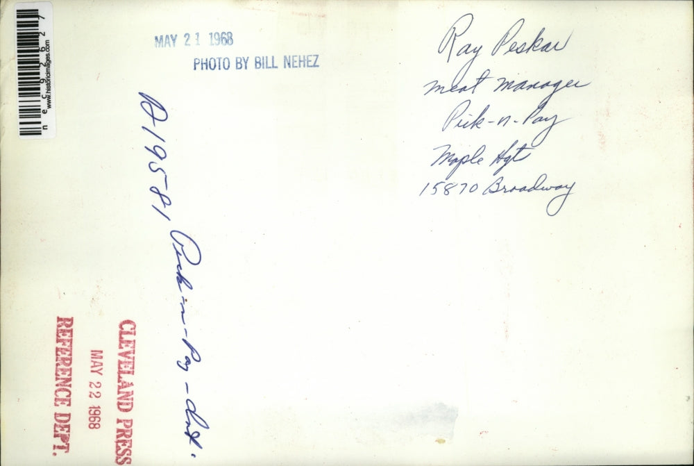 1968 Press Photo At the Pick and Pay, meat manager Peskar shows best beef cut