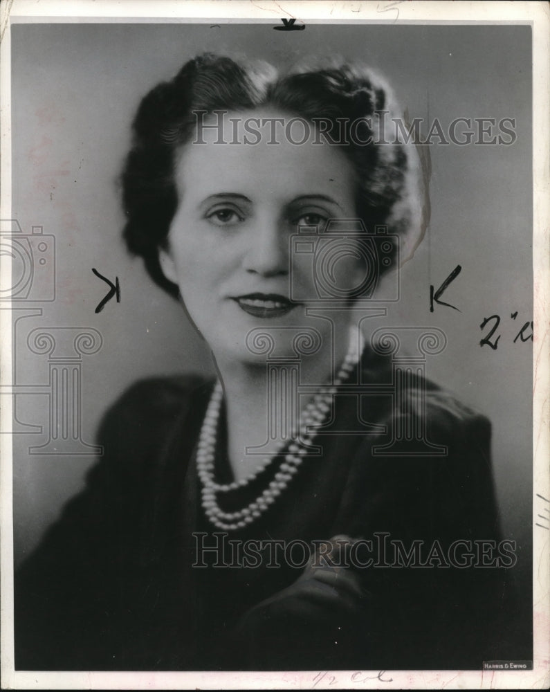 Press Photo A portrait of Helen Essury wearing a pearl choker