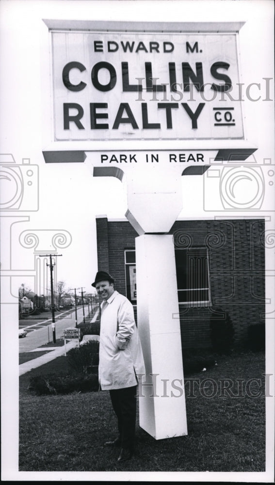 1967 Press Photo Ed Collins poses at the Collins realty signage post