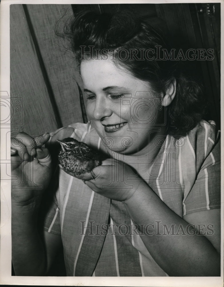 1949 Press Photo Mrs. Beety Eva and Lucky, the robin
