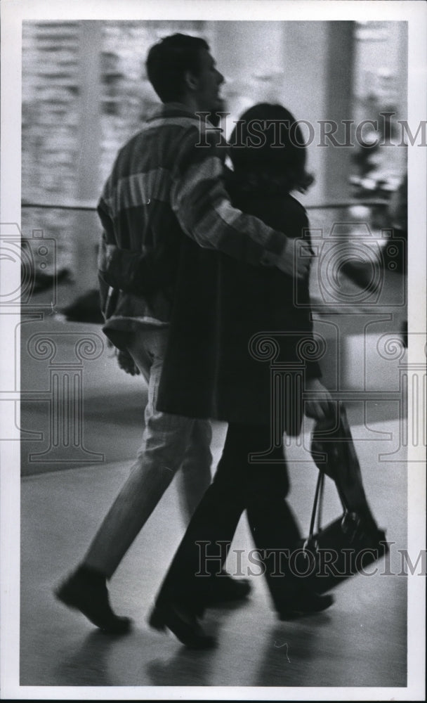 1970 Press Photo Couple hugging while walking