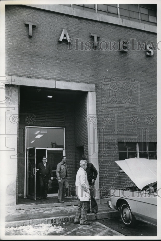 1979 Press Photo The car owner was not allowed to enter the state buliding- Historic Images