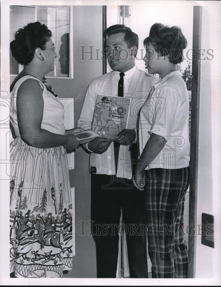 Load image into Gallery viewer, 1963 Press Photo Boosting Warrensville Heights
