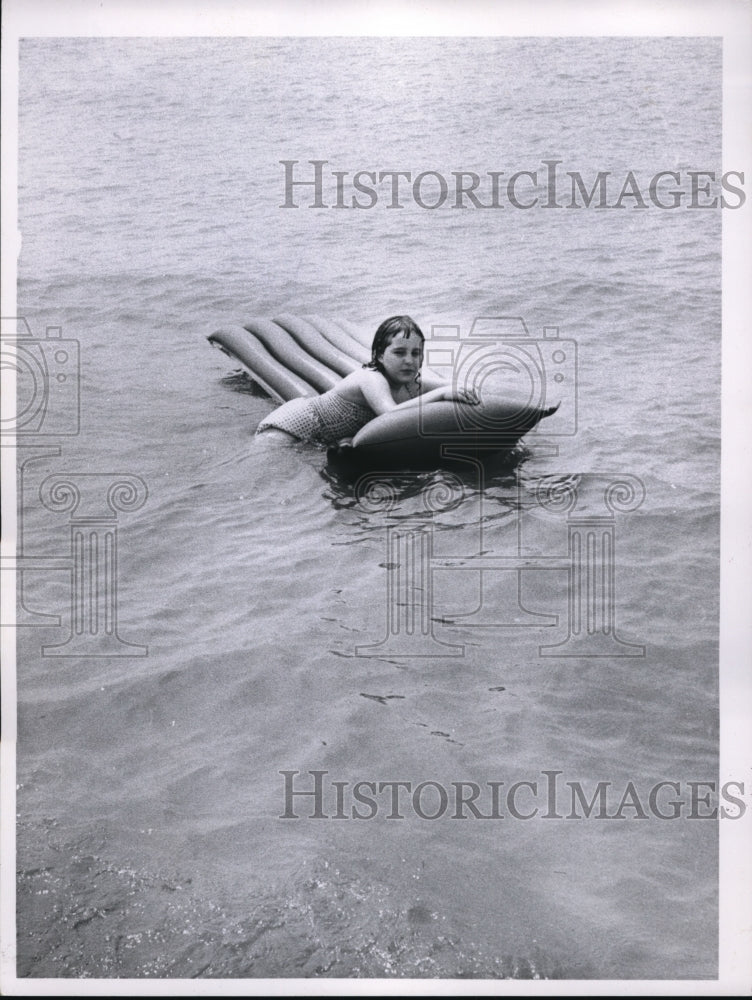Load image into Gallery viewer, 1959 Press Photo Kathleen Kold at White City Beach
