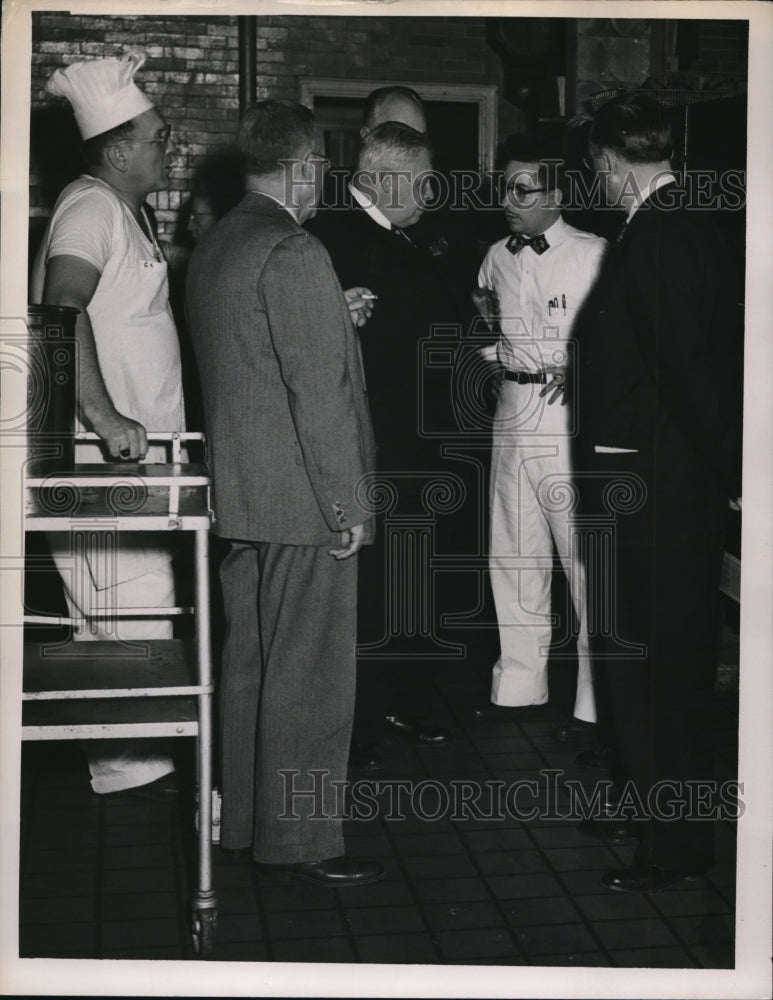 Load image into Gallery viewer, Press Photo The Committee asks the dietician about the menus - nec92749
