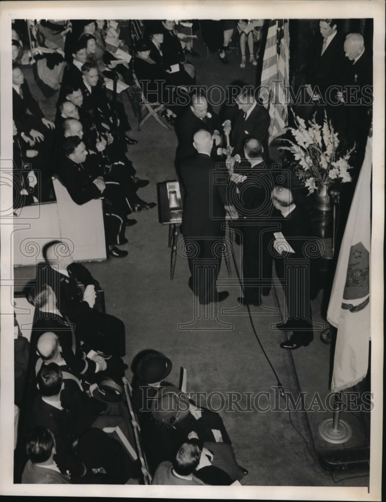 1940 Press Photo Quincy Mass Gov L Saltonstall opens 100 year old capsule