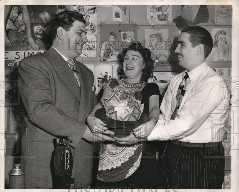 Load image into Gallery viewer, 1948 Press Photo Mrs Cyril Langridge WJJD radio, Ernie Simon contest
