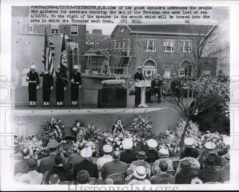 Load image into Gallery viewer, 1963 Press Photo Portsmouth N H Service honoring the men of the Thresher
