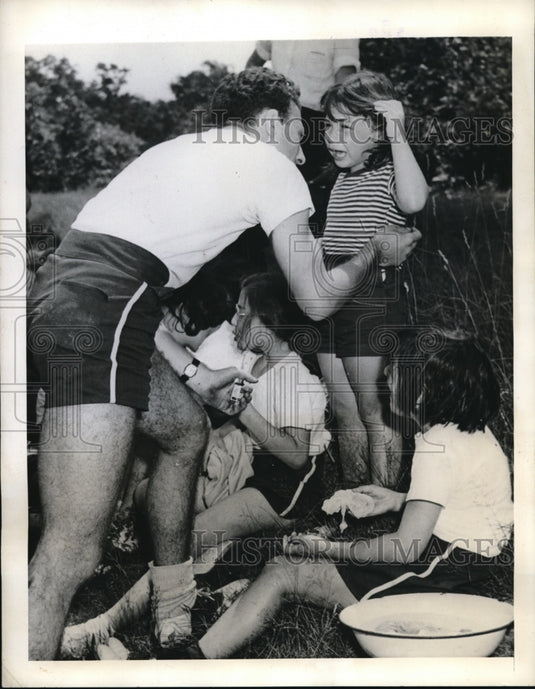 1941 Press Photo East Hempstead NY Camp counsellor & kids from car run off roaD- Historic Images