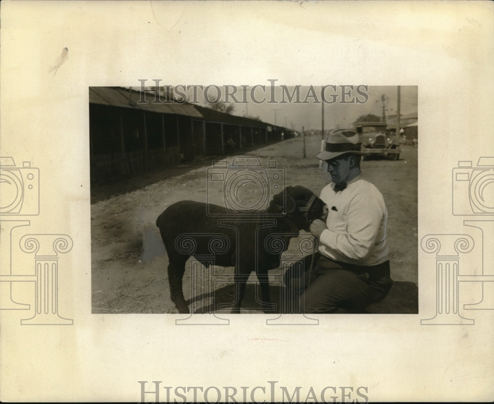 1929 Press Photo T. L. Drisdale and a black sheep- Historic Images